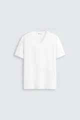 Camiseta blanca de algodón con elasticidad, corte slim fit, cuello en V y mangas cortas.