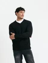 Sweater de punto con cuello en V y mangas largas, con puños y ruedo acanalados.