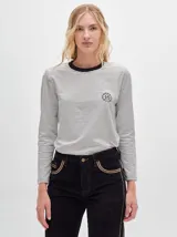 Remera de manga larga con diseño de rayas horizontales finas, cuello redondo a la base en color negro y detalle de logo bordado en el pecho.