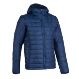 Campera acolchada de hombre color azul marino, con cierre frontal completo, capucha integrada y diseño de costuras horizontales.