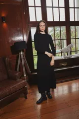 Falda midi de punto acanalado en color negro, con un diseño de corte recto y ajuste cómodo.