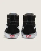 Championes Vans modelo Sk8-Hi de caña alta, confeccionados en una combinación de lona y gamuza resistente. Presentan diseño clásico en color negro con la icónica banda lateral blanca, cordones blancos, puntera reforzada y suela de caucho tipo waffle para mayor agarre.