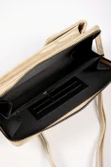 Bandolera tipo porta celular con cierre perimetral, bolsillo frontal con solapa y correa larga ajustable y extraíble.