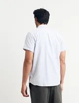 Camisa de manga corta con botones, a rayas verticales color rojo y blanco, con bolsillo en el pecho.