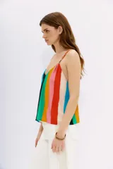 Top de calce holgado confeccionado en viscosa con estampado de rayas verticales multicolores. Presenta breteles trenzados en tonos contrastantes y elástico en la espalda para un mejor ajuste.