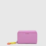 Billetera de charol marca Bubba, color rosado, con cierre perimetral y tirador de cordón con detalles en amarillo y naranja.