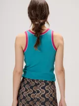Musculosa básica Mutma Nifa de algodón color negro, con diseño ajustado al cuerpo, ribetes blancos en contraste en el cuello y sisas, y logo bordado en el centro del pecho.