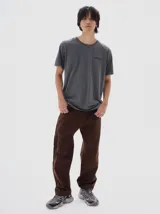 Pantalón tipo cargo confeccionado en tela de brim de algodón color azul marino. Presenta un diseño de calce holgado (baggy) con costuras en contraste de color naranja y bolsillos laterales funcionales.