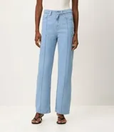 Pantalón de jeans de tiro alto, corte recto y color azul oscuro. Presenta costuras verticales contrastantes visibles en el frente de ambas piernas.