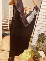 Vestido tejido en hilado de algodón con mix de cueros unidos artesanalmente en el cuello y espalda.