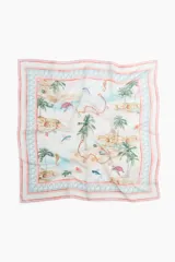 Pañuelo cuadrado grande con diseño estampado de paisaje tropical, palmeras, tortugas marinas y detalles marinos, con bordes en tonos rosados y celestes.