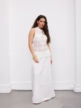 Falda larga marrón, de corte evasé con detalles de costuras horizontales y diseño fluido.