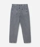 Pantalon de jean gris con lavado deslavado, de corte baggy y silueta holgada. Cuenta con bolsillos al frente y atras, y cierre de boton y cremallera.