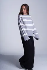 Sweater Bremer con cuello redondo y mangas largas ligeramente amplias. Diseño a rayas horizontales en color crudo y negro.