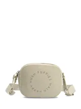 Cartera bandolera Hush Puppies de diseño rectangular con esquinas redondeadas, color beige, confeccionada en material sintético con perforaciones en forma circular que forman el texto de la marca. Cuenta con correa ajustable de lona y cierre superior.