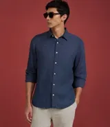 Camisa de hombre marca Marfinno, confeccionada en lino puro color marrón. Presenta un corte comfort, cuello inglés, manga larga y cierre frontal con botones.