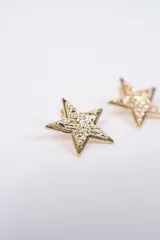 Aros con diseño de estrella calada con textura interna, en acabado plateado.