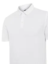 Remera polo de manga corta color blanco, confeccionada en mezcla de algodón pima y sorona, con cierre frontal de botones y calce moderno.