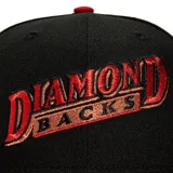 Gorro New Era 59FIFTY de los Diamondbacks de Arizona, color negro con visera roja y logo del equipo bordado en el frente. Presenta un parche conmemorativo del año inaugural del equipo en el lateral.