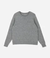 Suéter de punto gris con cuello redondo y manga larga, decorado con aplicaciones de perlas distribuidas por toda la prenda.