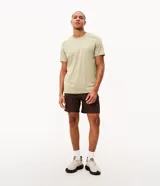 Remera deportiva de hombre Get Over con tecnología dry, color beige, de corte regular, cuello redondo y manga corta. Presenta detalles reflectantes en los hombros y tejido texturizado.