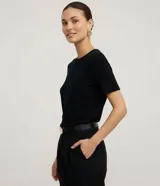 Blusa básica de viscosa color bordó, de corte ajustado, con cuello redondo y mangas cortas.