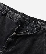 Pantalón de jean negro, estilo baggy, con bolsillos cargo laterales y efecto lavado.