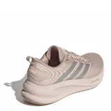 Championes de running Adidas modelo Supernova Ease 2, en tono rosado con detalles en gris. Presentan una estructura de malla transpirable, entresuela con tecnología Dreamstrike para mayor amortiguación y las icónicas tres bandas laterales.