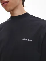 Remera negra de manga larga con cuello perkins y logo de Calvin Klein bordado en blanco en el pecho.