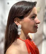 Aros colgantes largos con tres flores blancas de canutillos y perlas.