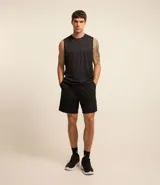 Bermuda deportiva negra para hombre, confeccionada en tejido de tecnología Dry (100% poliéster), con cintura elástica y cordón interno para ajuste. Presenta un estampado lateral con lettering.