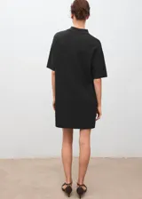 Vestido corto de punto fino color negro, con cuello polo y cierre frontal con cremallera, de corte recto y manga corta.