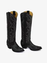 Bota texana de cuero color negro, caña alta, con punta cuadrada y tacón medio. Presenta bordados decorativos en hilo gris claro en la caña y el empeine.