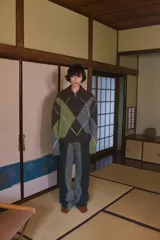 Jersey de cuello pico y manga larga, con estampado de rombos en tonos marrón, verde y gris, y acabados en rib.