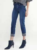 Pantalón de jean azul con botamanga y strass.