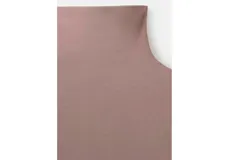 Camiseta de manga larga color tostado, con cuello alto y diseño ajustado.