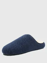 Pantuflas de fieltro color azul marino, con diseño tipo sueco, interior forrado en corderito sintético y suela plana.