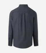 Camisa de manga larga confeccionada en tricolina de algodón, con cuello inglés, cierre frontal de botones y puños abotonados. Diseño liso y versátil.