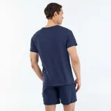 Conjunto de pijama corto de dos piezas para hombre, en color azul marino, compuesto por una remera de manga corta con pequeño estampado circular en el pecho y un short a juego con cordón ajustable en la cintura.