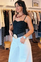 Body de encaje negro con diseño estructurado tipo corsé que incluye copas preformadas y tirantes finos ajustables.