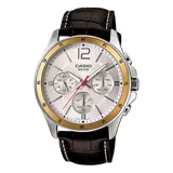 Reloj análogo Casio con caja de acero inoxidable plateado y bisel dorado. Presenta una esfera plateada con tres subdiales (cronógrafo y día de la semana) y cristal mineral. La correa es de cuero marrón con textura de cocodrilo y costuras blancas visibles. Posee tres pulsadores y una corona lateral.