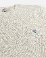 Sweater de punto Brooksfield color blanco marfil, con cuello redondo, manga larga y pequeño logo bordado en el pecho.