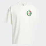 Remera de corte holgado color blanco con cuello redondo. Presenta un estampado gráfico circular en el pecho y en la espalda que combina el logo de Adidas con elementos de básquetbol en tonos verdes y rojos.