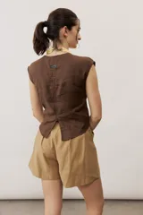 Remera marrón sin mangas, de corte recto y escote redondo.