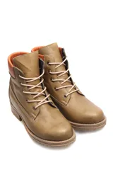 Borcego color marrón claro de cuero liso, con cordones y suela de goma.