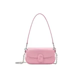 Bolso de hombro Marc Jacobs modelo The Clover, confeccionado en piel suave color rosa. Presenta una silueta redondeada con ribetes ornamentales, cierre magnético y el sello J Marc en el frente. Incluye correa de piel extraíble y correa de cadena.