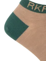 Calcetín corto de fibra de bambú en color beige con detalles en verde en el talón, la puntera y el puño. Presenta el logo de la marca RKF bordado en el puño y en la puntera.
