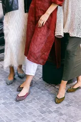 Ballerinas de punta con estampado de rayas horizontales blancas y negras con detalles plateados.