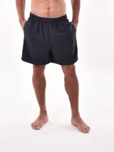 Short de baño azul oscuro con cintura elástica y cordón de ajuste.