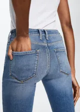 Pantalón de jean skinny crop de tiro medio, color celeste, con terminaciones deshilachadas.